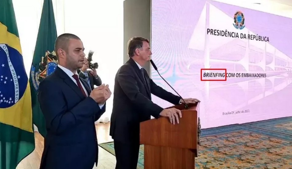 Apresentação de Bolsonaro para embaixadores têm erros e viraliza nas redes sociais