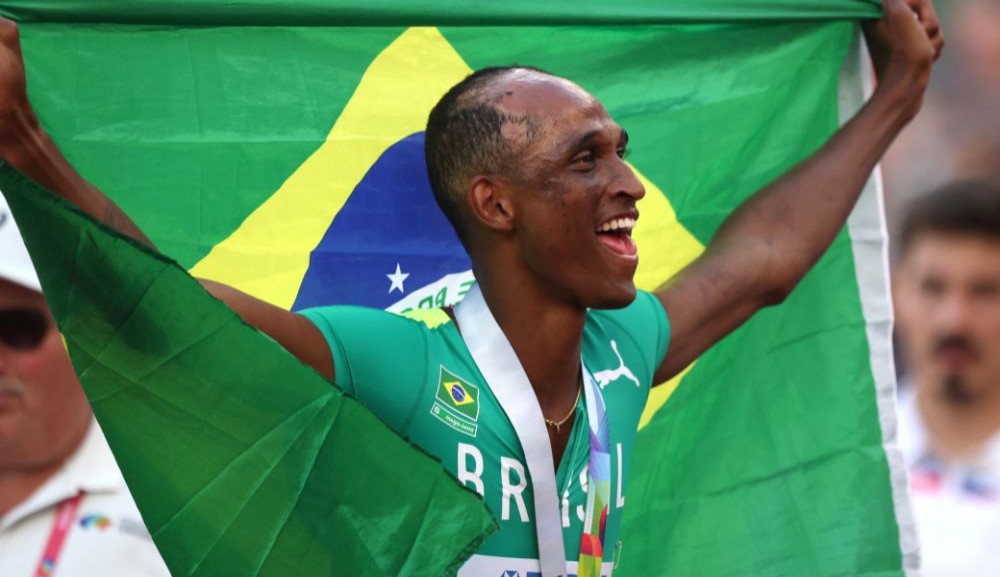 Brasileiro Alison dos Santos se torna campeão mundial nos 400m com barreiras