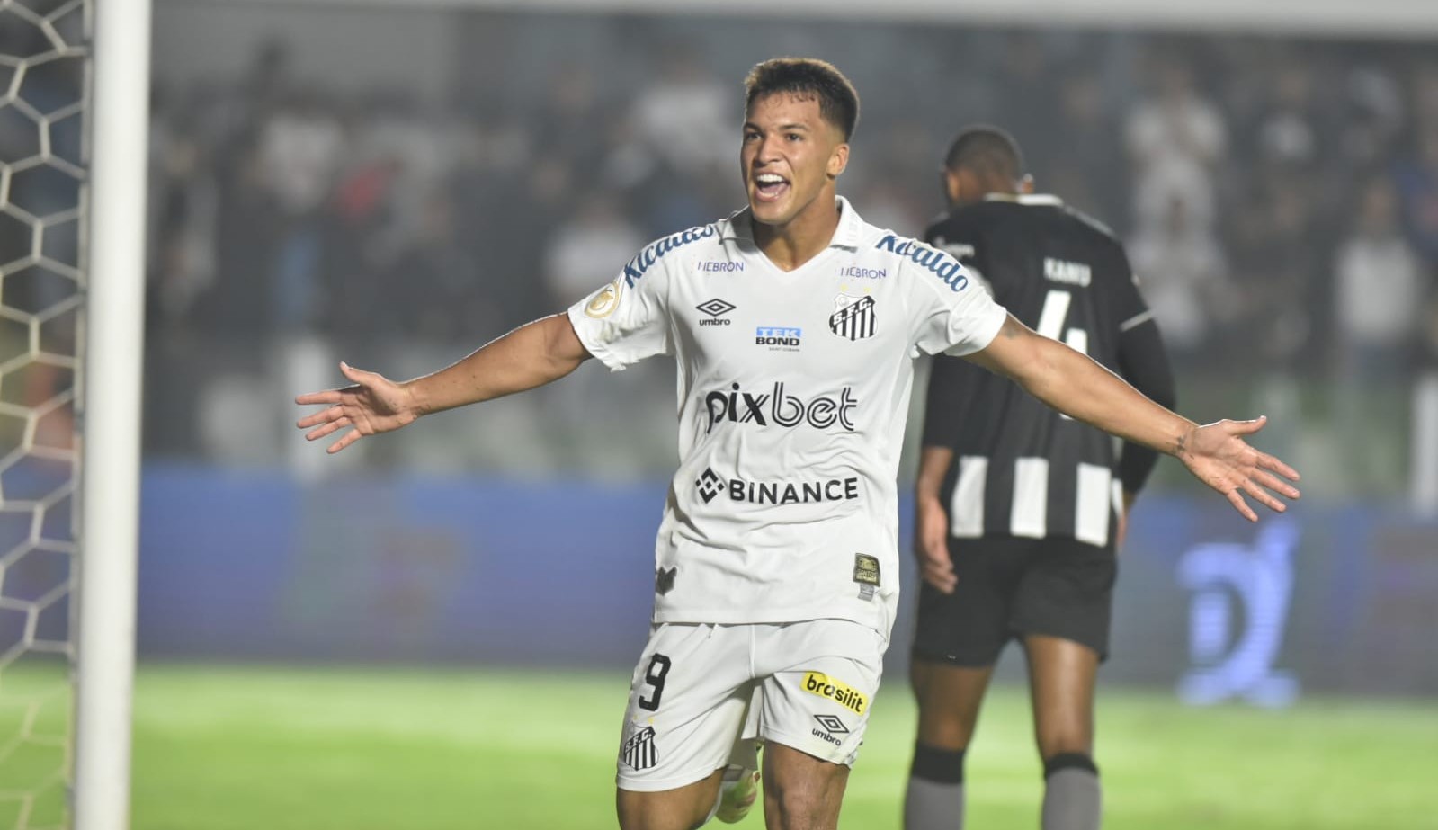 Santos vence Botafogo na Vila Belmiro sob olhares de Lisca Lorena Bueri