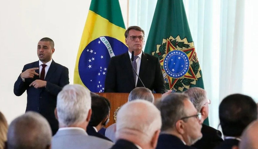 Bolsonaro fica mais isolado, após reunião com embaixadores