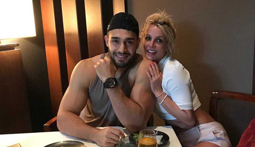 Namorado de Britney Spears, Sam Asghari chama o sogro de idiota