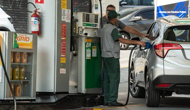 Preço da gasolina cai pela quarta vez seguida e chega a R$ 5,89 o litro Lorena Bueri