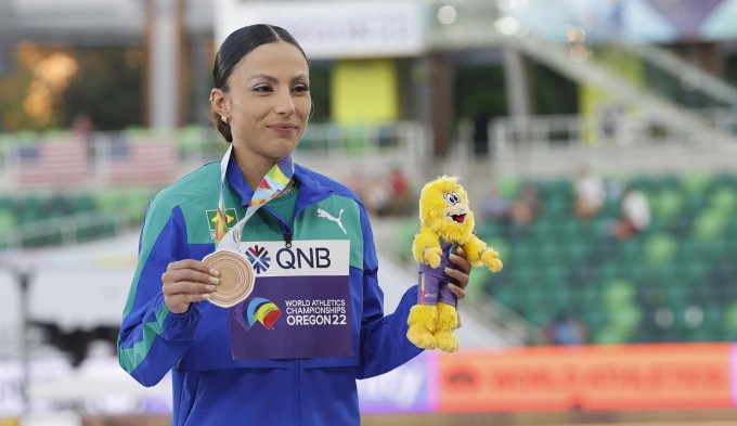 Letícia Oro Melo ficou no pódio no salto em distância no Mundial de atletismo