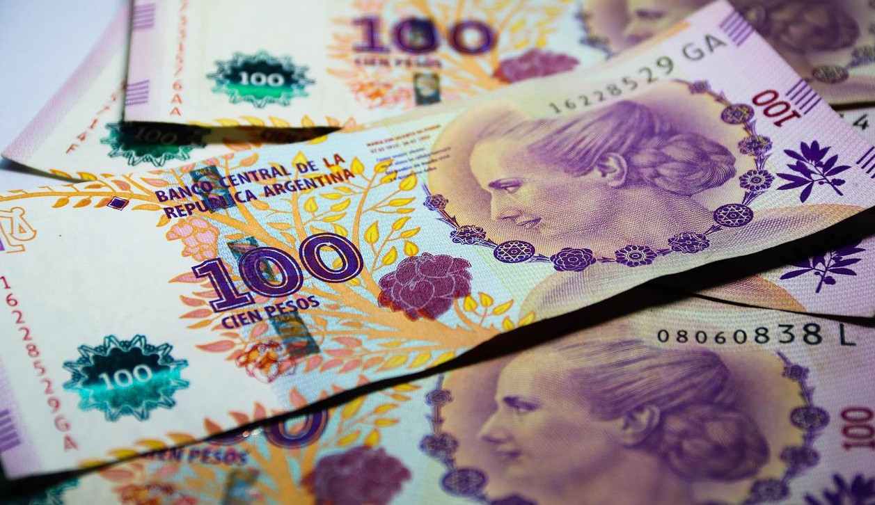 Peso argentino tem recorde negativo e equivaleu $350 peso por dólar Lorena Bueri