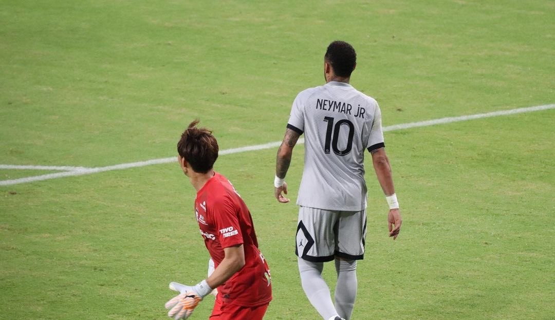 Cai cai? Neymar sofre pênalti em pré-temporada pelo PSG e gera polemica na internet 