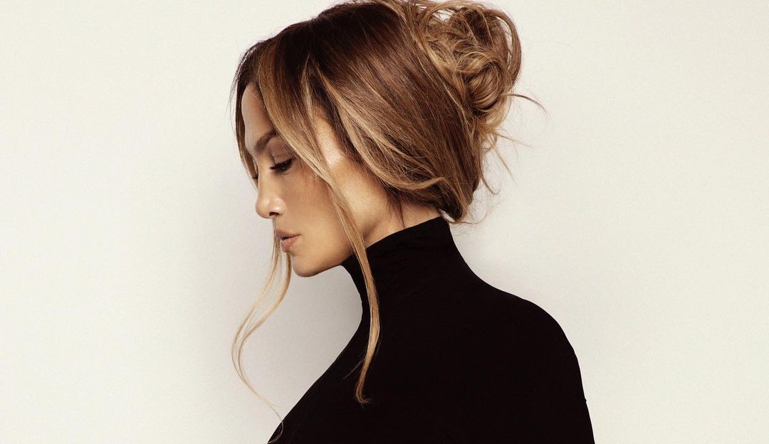 Jennifer Lopez, recém-casada, posa poderosa com body de recortes para ensaio