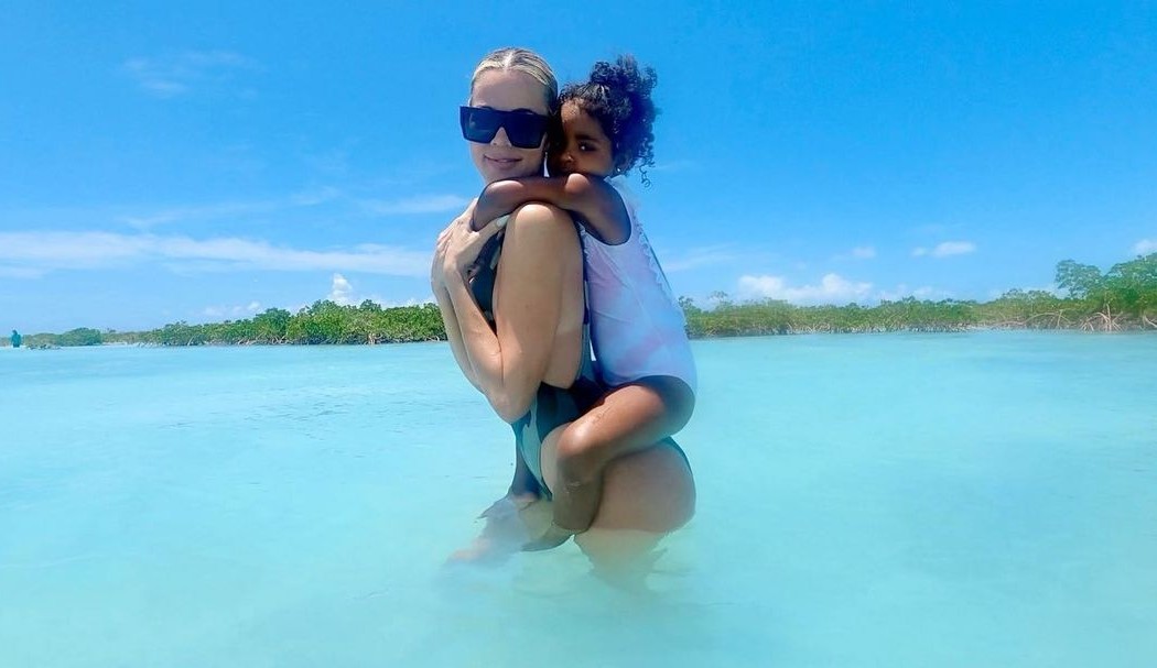 Com um bebê a caminho por barriga de aluguel, Khloé Kardashian posta fotos de férias com as sobrinhas
