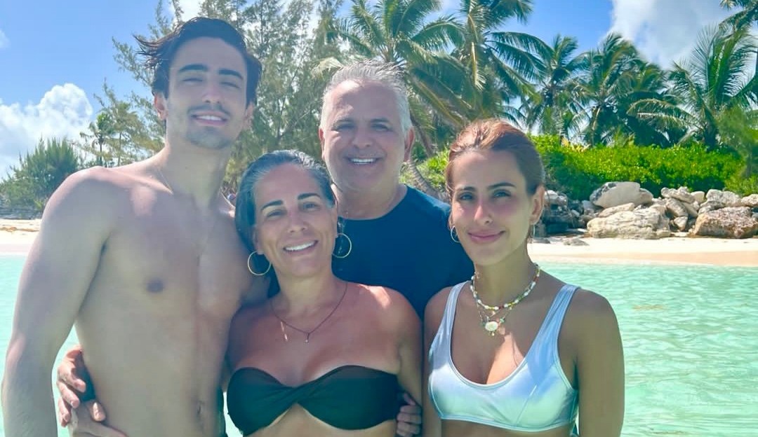 Gloria Pires curte dia na praia em Bahamas com a família Lorena Bueri