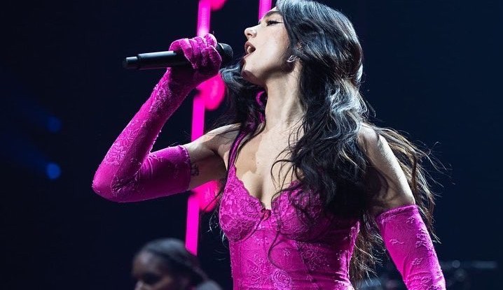 Fogos de artifícios não autorizados gera três feridos no show da cantora Dua Lipa Lorena Bueri