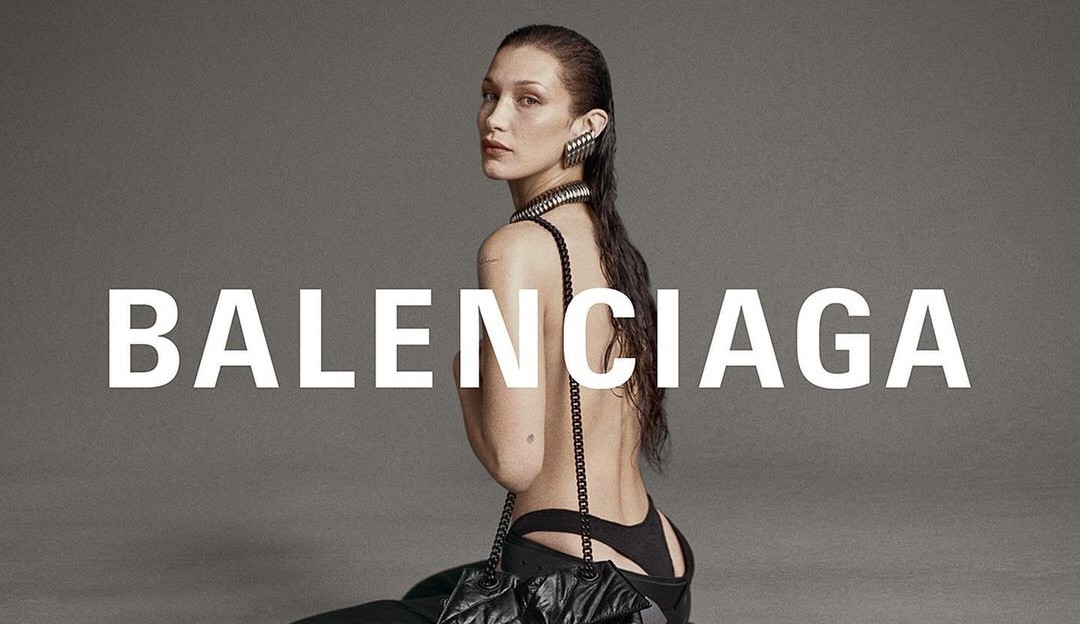 Bella Hadid estampa campanha da Balenciaga  Lorena Bueri