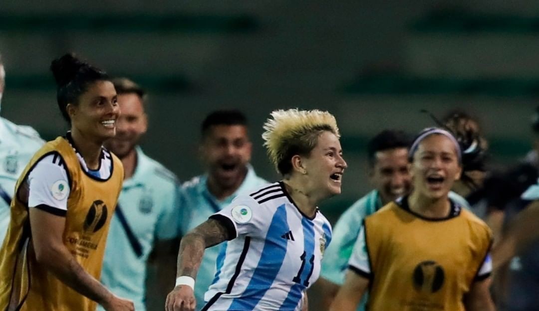 Com dois de Rodríguez, Argentina supera o Paraguai e conquista o terceiro lugar na Copa América Feminina