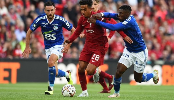 Liverpool perde para Strasbourg após recorrer time reserva