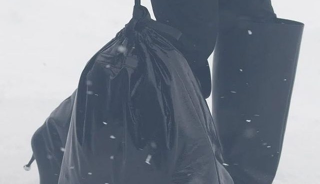 Do lixo ao luxo: Bolsa da Balenciaga que imita saco de lixo chega finalmente as lojas