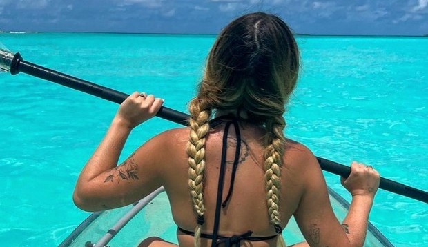 Viih Tube curte passeio de canoa em cenário paradisíaco nas Maldiva: “Tons de Azul” Lorena Bueri