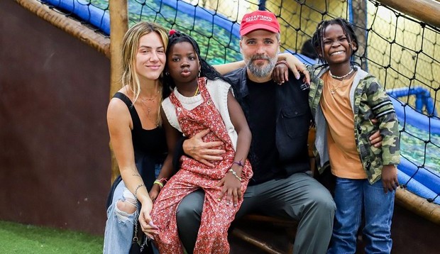 Giovanna Ewbank e Bruno Gagliasso agradecem apoio do público com os filhos que sofreram racismo Lorena Bueri