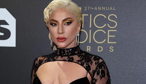 Lady Gaga admite que não sabia se ia seguir com a carreira por causa de doença crônica