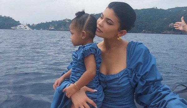 Kylie Jenner compartilha diversos looks de sua filha mais velha, Stormi, de 4 anos