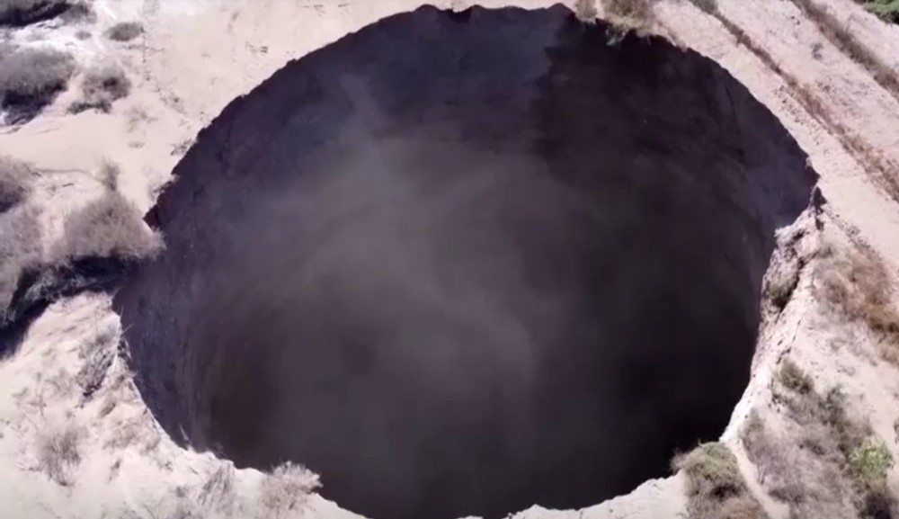Cratera com 25 metros de diâmetro aparece no deserto do Atacama  Lorena Bueri
