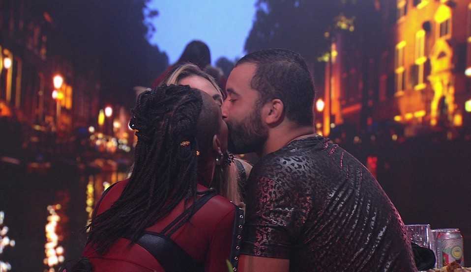 BBB 21: Karol Conká, Gilberto e Sarah dão beijo triplo durante a festa