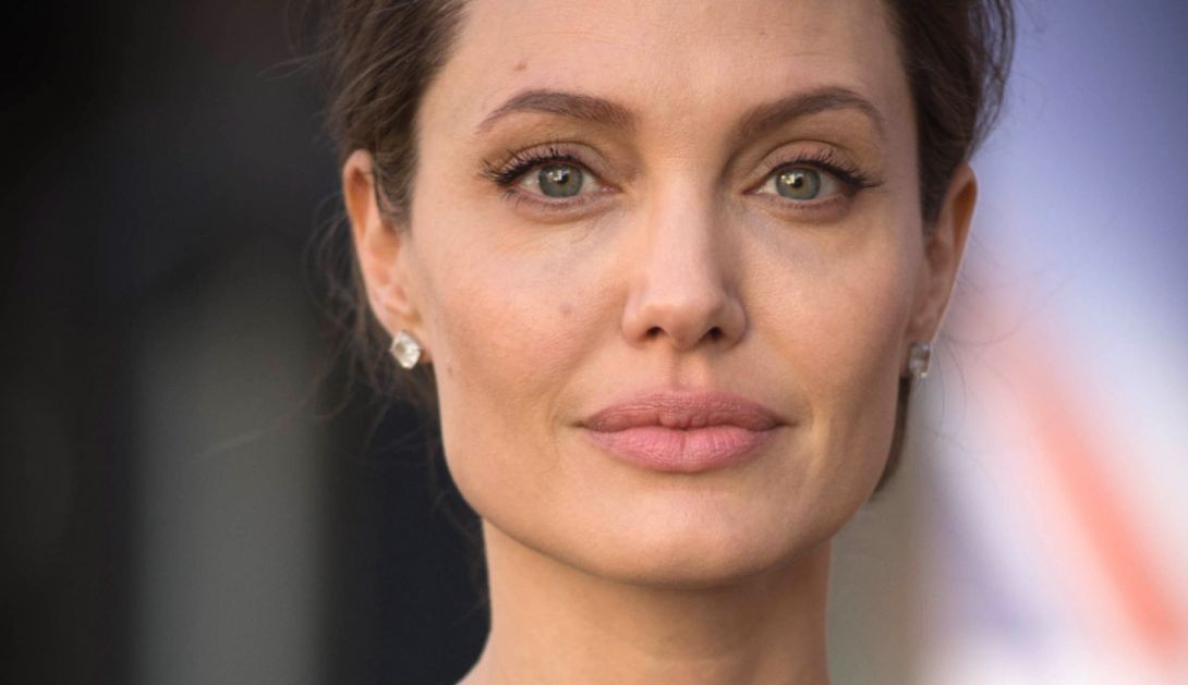 Angelina Jolie é vista no aeroporto com pijama de grife ao lado do filho  Lorena Bueri