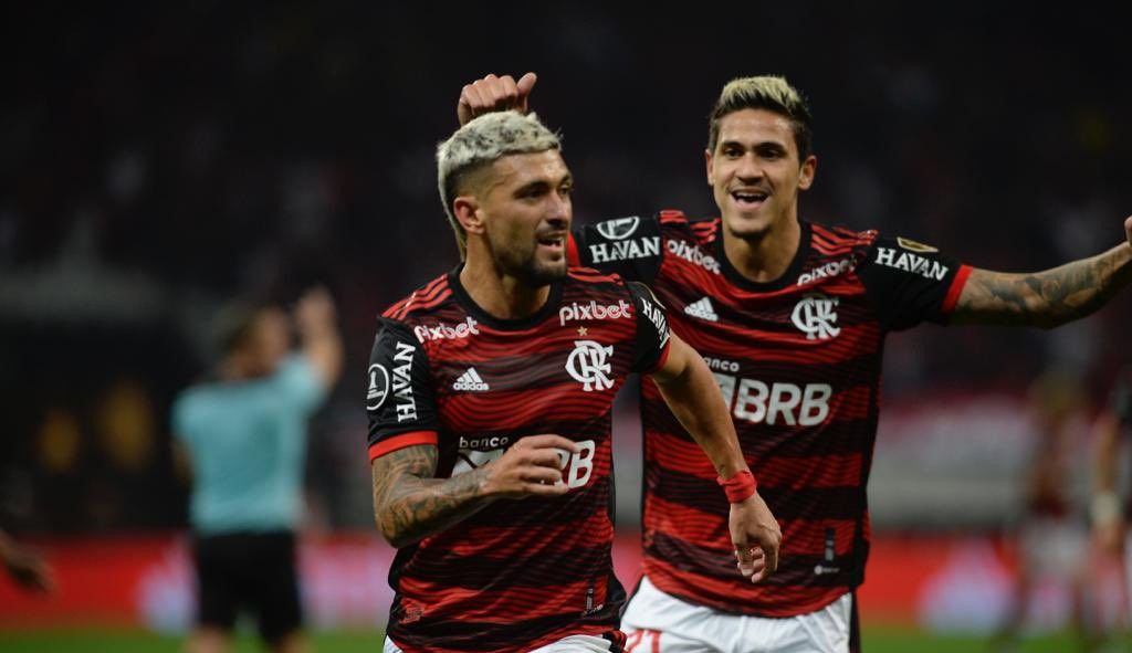 Arrascaeta e Gabigol marcam golaços e Flamengo vence Corinthians nas quartas da Libertadores 