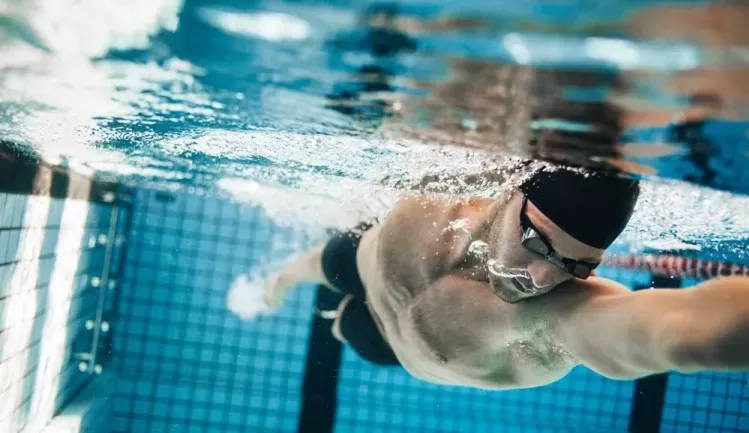 Saiba mais sobre os benefícios da natação para a saúde mental das pessoas Lorena Bueri