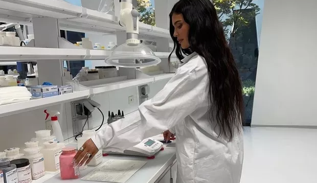 Kylie Jenner é detonada por manipular cosméticos sem seguir protocolos sanitários