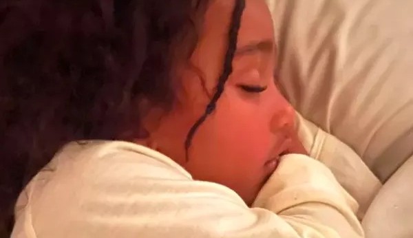 Kim Kardashian atualiza suas redes sociais com a sua filha Chicago