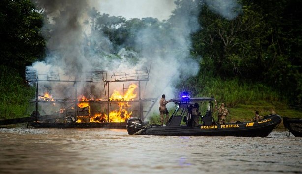 PF e IBAMA destroem mais 23 balsas de garimpo ilegal no Amazonas