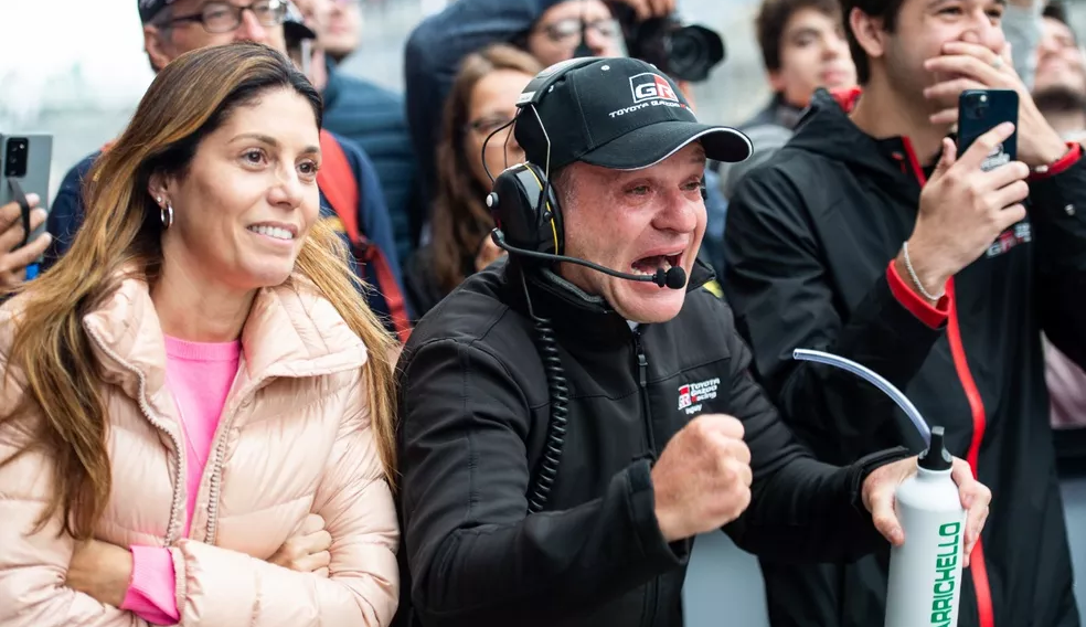 Rubinho Barrichello se emociona com vitória do filho em corrida Lorena Bueri