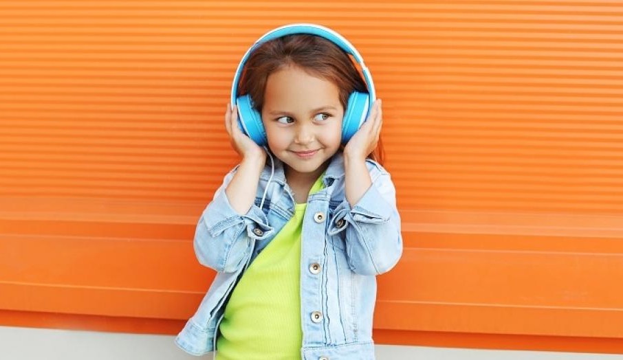 Uso de fones de ouvido por crianças: conheça os efeitos e saiba como minimizá-los Lorena Bueri