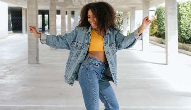 O Jeans nunca sai de moda: veja umas dicas de como adaptar o look Lorena Bueri