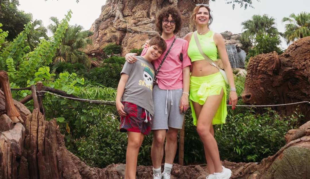 Luciana Gimenez passa o dia com os filhos na Disney