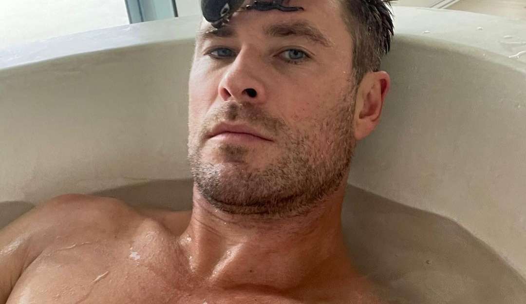 Esposa de Chris Hemsworth compartilha foto de ator nú na banheira e internet vai a loucura