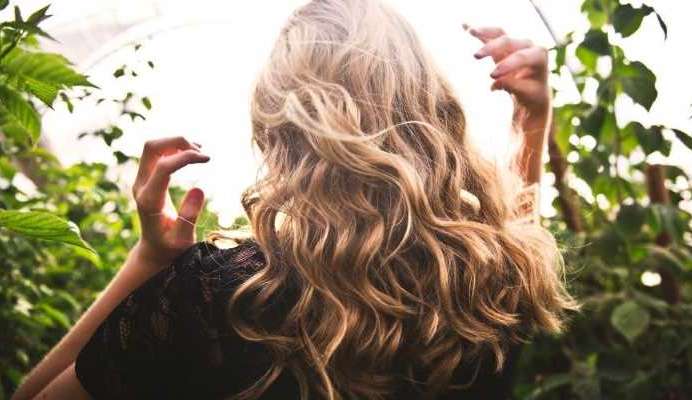 Ativos naturais para cuidar dos cabelos Lorena Bueri