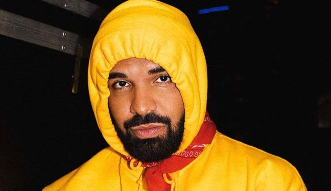 Drake faz tatuagem no rosto em homenagem à sua mãe e em crítica ao seu pai