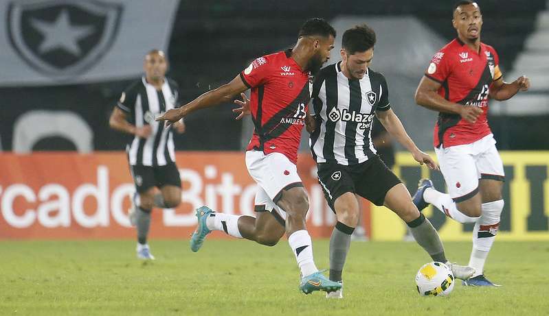 Botafogo desperdiça muitos gols e fica somente no empate com o Atlético-GO