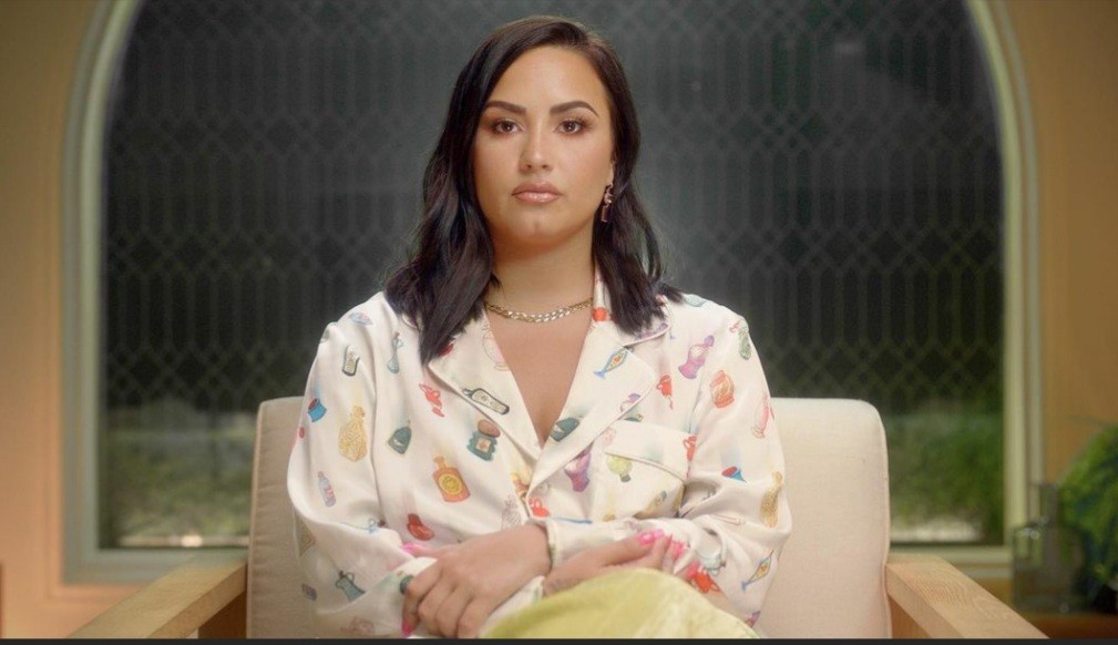 Em documentário, Demi Lovato conta sobre sua overdose. “Estou na minha sétima vida”.  Lorena Bueri