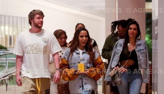 Anitta e Murda Beatz são flagrados durante passeio em shopping no Rio de Janeiro