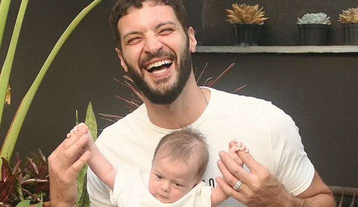 Leandro Lima posa com filho Toni de 2 meses