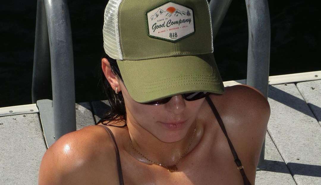 Kendall Jenner promove sua marca de tequila em fotos de biquíni
