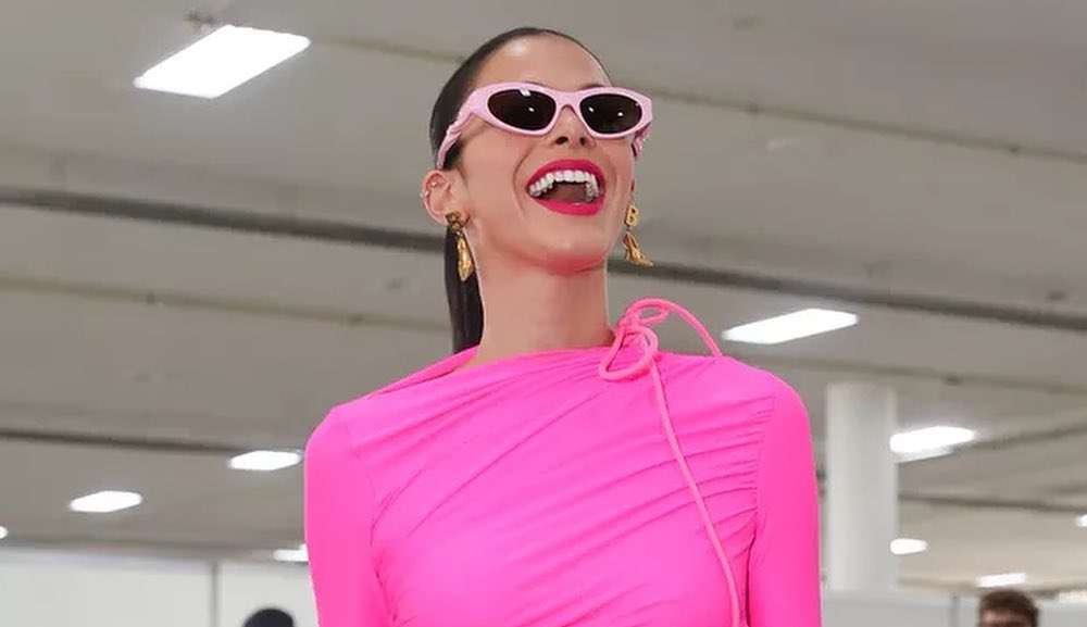 Bruna Marquezine usa look inteiramente pink no estilo “Barbiecore” em evento de moda Lorena Bueri