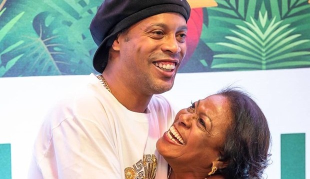 Mãe de Ronaldinho morre aos 71 anos, vítima de Covid-19   