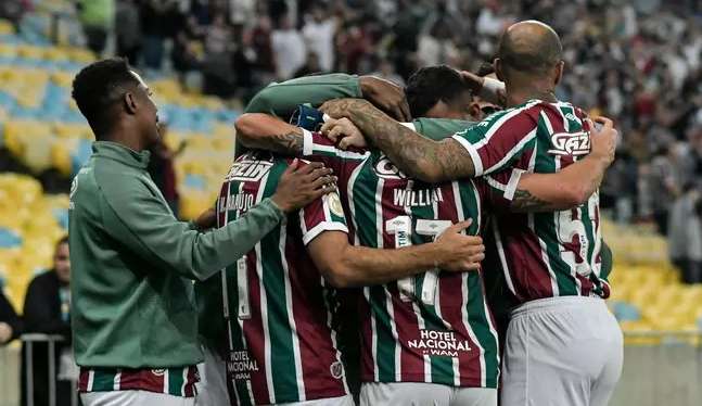 Fluminense goleia o Coritiba e assume a vice-liderança do Brasileirão Lorena Bueri