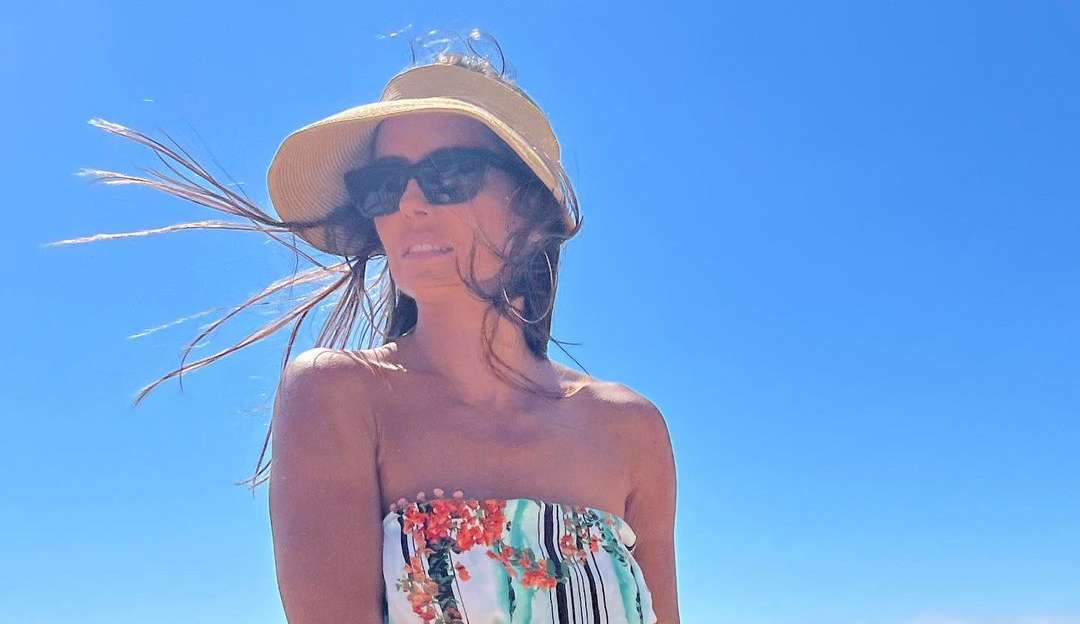Deborah Secco aproveita verão europeu e posta foto usando biquíni em rede social 