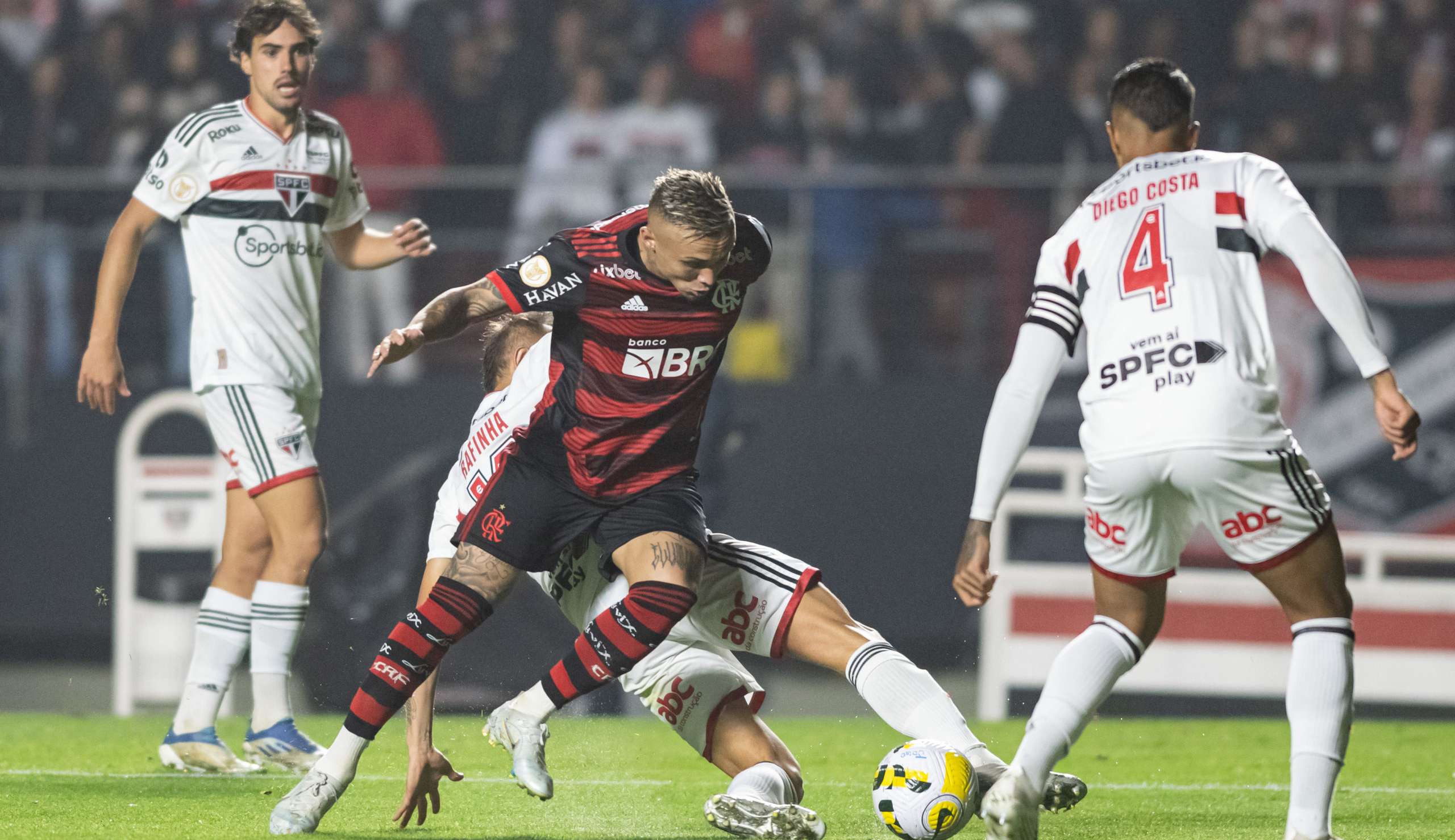 São Paulo x Flamengo: onde assistir, desfalques, escalações e arbitragem Lorena Bueri