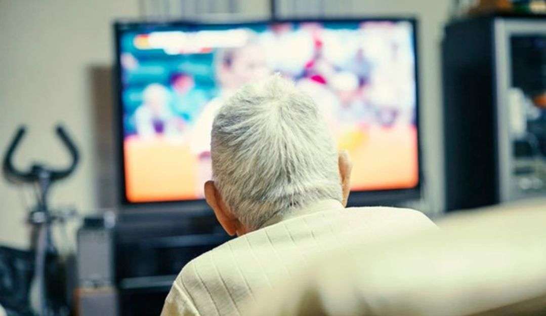 De acordo com estudo, passar muito tempo em frente à TV aumenta risco de demência  Lorena Bueri