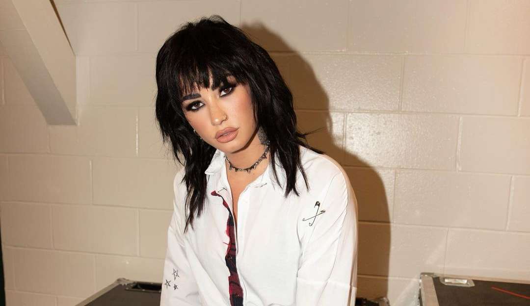 Demi Lovato conta como começou suas experiências com as drogas e vício Lorena Bueri
