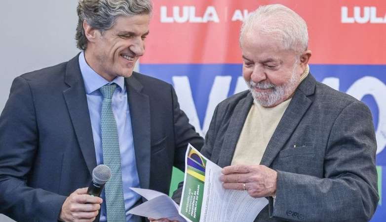 Lula faz brincadeira com o empresario Rodrigo Luna