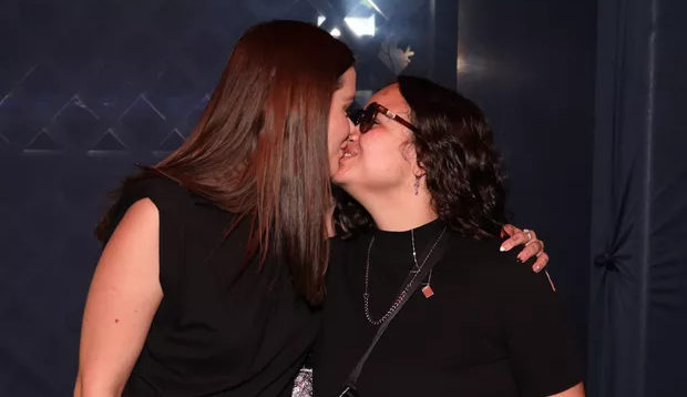 Marcela Mc Gowan e Luiza Martins trocam beijos em festival em SP